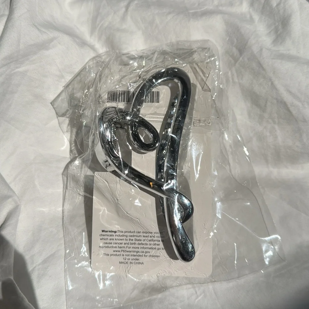 New in Bag, Plero Silver Heart-Shaped Shiny Hair Claw-Clip.